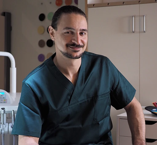 Dr. Erik Aquilante, podologo, nel suo studio a Torino