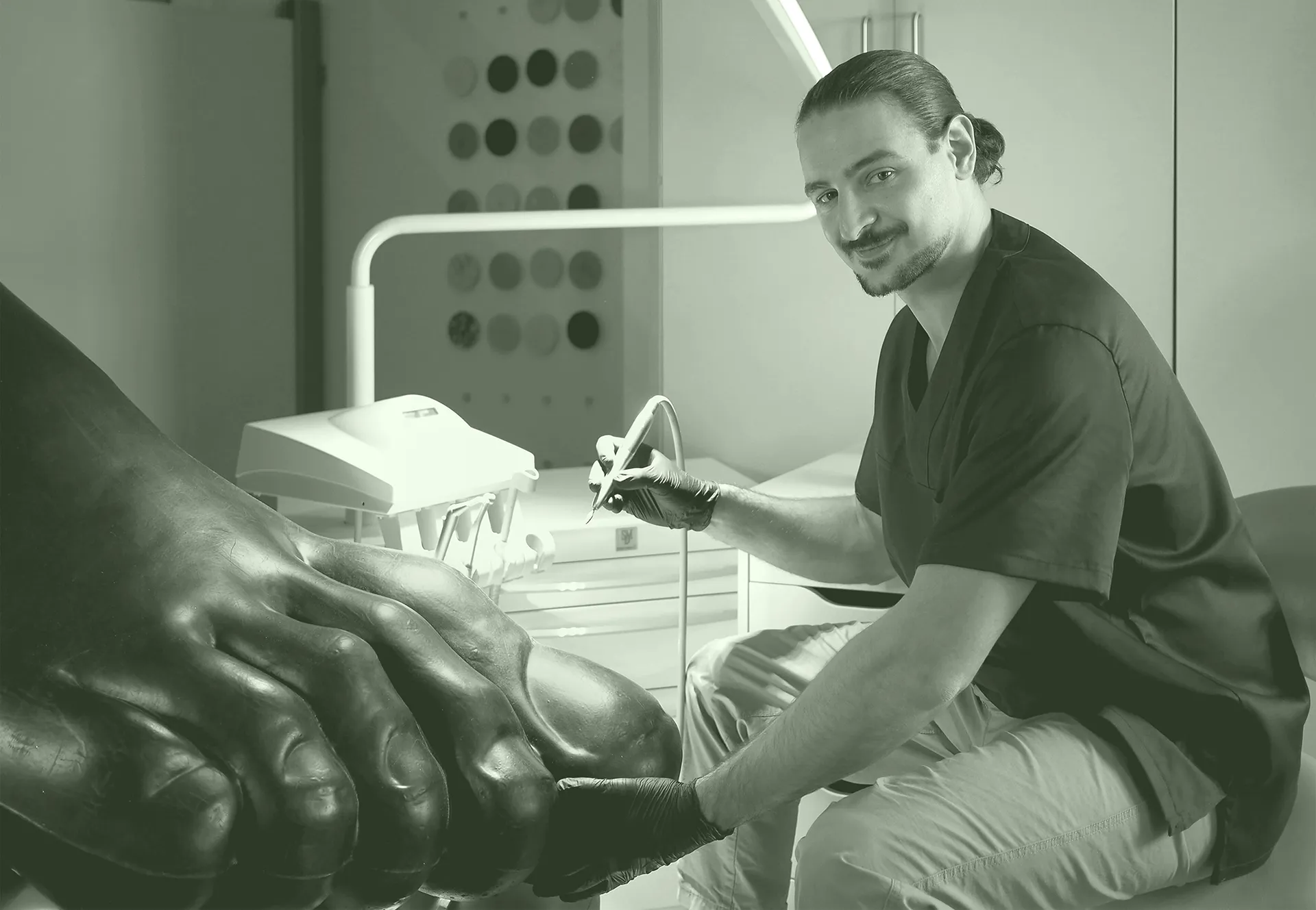 Dr. Erik Aquilante durante un trattamento podologico nel suo studio a Torino